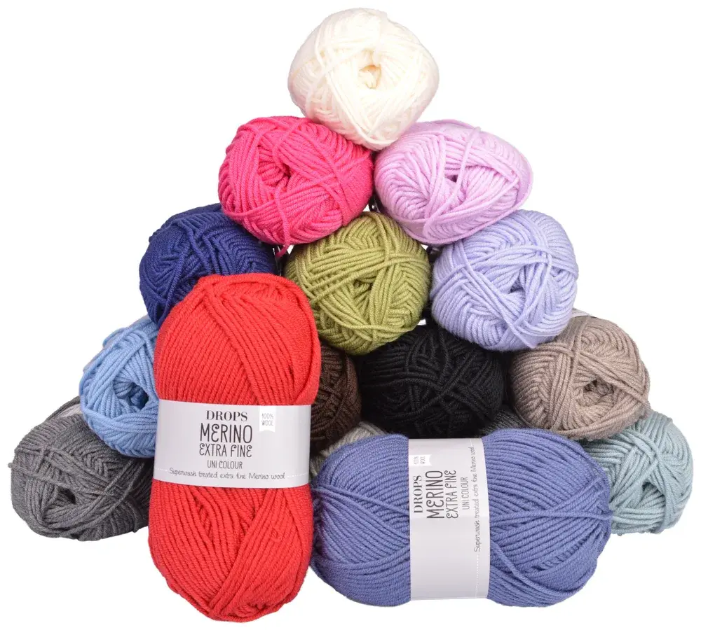 Drops Merino Extra Fine-nøster stablet i rødt, blålilla, rosa, olivengrønt, svart og grått
