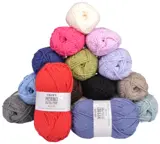 Drops Merino Extra Fine-nøster stablet i rødt, blålilla, rosa, olivengrønt, svart og grått